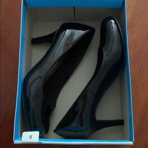 Comfort Plus 2in black patent heels